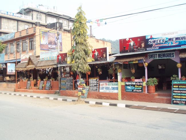 食堂の前のポカラ市内。