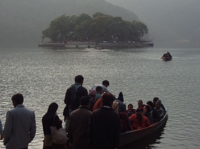 フェワ湖のクルージング？<br />小さな手漕ぎボートに乗客が４人乗り、現地の人が１人で漕ぐといったものです。湖の中ほどに島があり、その周りを一周してから、上陸した。現地の人は、同じボートに10人位乗っており、船が沈みそうである。流石に我々は、事故でも起きると大変なので5人乗りである。