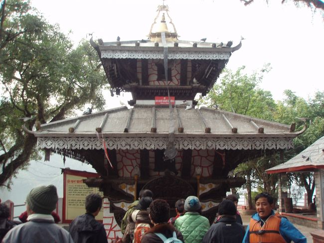 島には、有名なタル・バラヒ寺院があり、ネパールの人達もボートに乗ってお参りにくるそうである。<br />