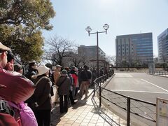 新木場駅。若洲キャンプ場行きのバスは混雑。
しかし臨時便が出てすぐ乗車できた。
