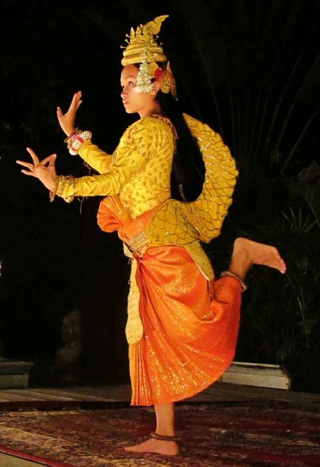 天女　アプサラの踊り　女神　インドネシア　インド　タイ　アジア　紫檀　黒檀 20 世紀中頃のインドの古い砂岩のアプサラ女神像 - Etsy 日本