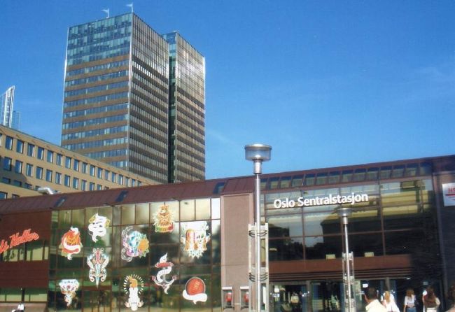 オスロ中央駅に着きました。<br />レストランやコンビニなど色々あって便利です