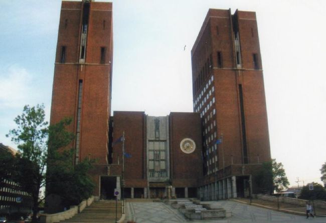 オスロ市庁舎<br />ノーベル平和賞の授賞式が行われる場所らしい<br />かなり圧迫感がありでかいです