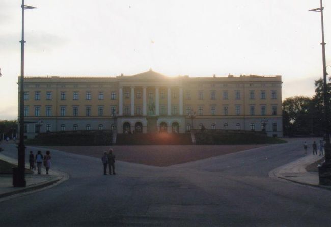 大通りをまっすぐ行き突き当たると現れる王宮。<br />結構オープンな王宮です