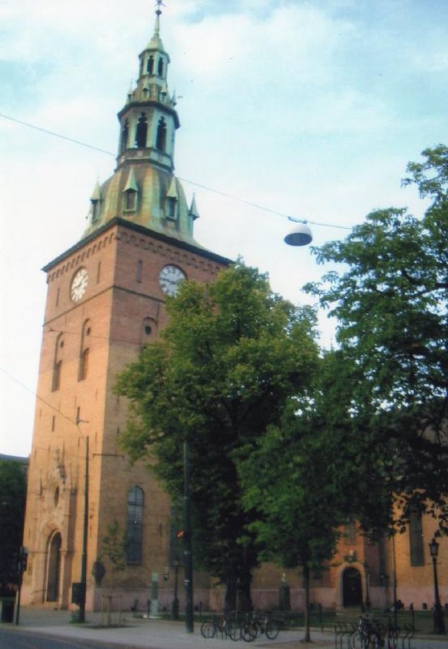 オスロ大聖堂<br />オスロ中央駅のそばにあるオスロ大聖堂<br />どっしりと構えた歴史ある大聖堂です。