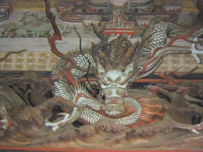 黒い長方形の硯、龍と波の彫刻装飾付き