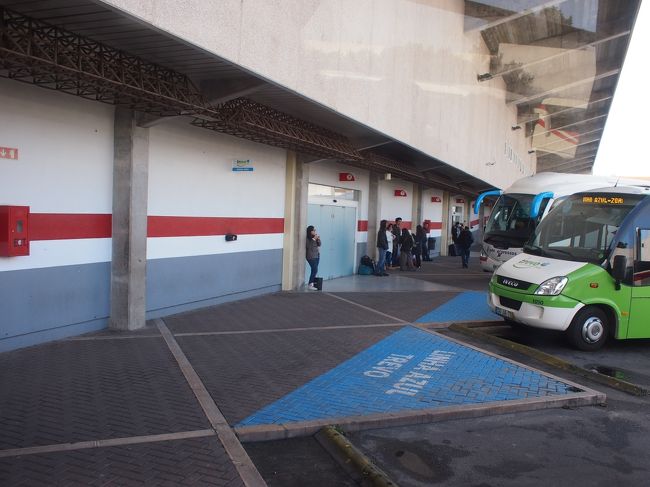 エヴォラのバスターミナルを　１時に出発。チケットは車内で購入。