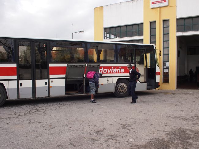 ３５分で　レゲンゴスに到着。　乗って来たバスのドライバーさんが　乗り換えるモンサラーシュ行きのバスを　指差して　早く早く　とせかしている感じ。