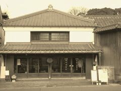 奈良漬のお隣は、１６５５年創業の蔵元、田中酒造店です。レトロな建物は、宿場町として栄えた当時のままのよう・・。