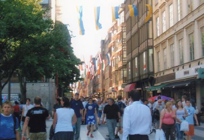 北欧に来て初めての人混みです<br />こんな人混みが恋しくなるとは・・