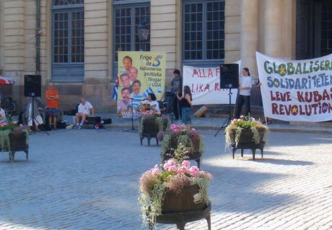 博物館の周りで何やら訴えてます