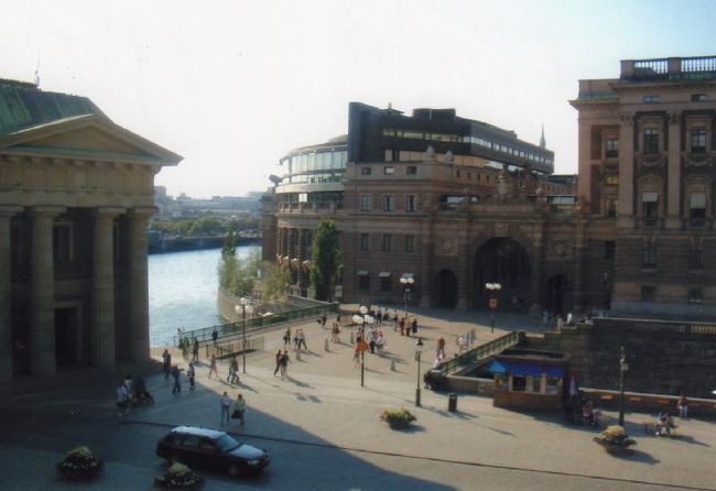 博物館を出てガラム・スタンを散策です。<br />ひとつひとつの建物がホントでかい