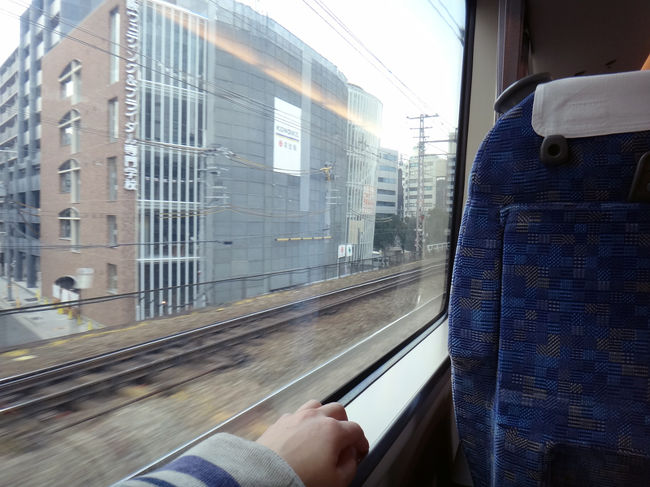 この日は午前中仕事があったため、午後からの出発。<br />新幹線以外の特急の旅っていつ以来のことでしょう。<br />私にとっては思い出せないくらい久しぶりで少しワクワクしています。<br /><br />大阪駅12時42分発のJR特急サンダーバード21号に乗りました。<br />指定席もグリーン車も満席だったので自由席になりましたが、<br />意外にも自由席はすいていて、<br />道中の殆どは隣の席に人が座ることもなくひろびろ快適に過ごせました。