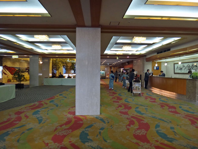 中に入ると右手にフロント、