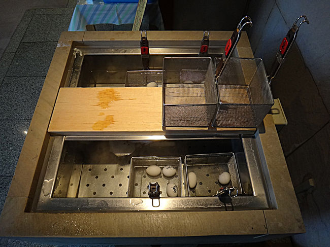 お湯の中に沈めます。<br /><br />このお湯は温泉の湯が使われているようです。<br /><br />