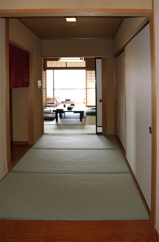 ドアから中に入ると３畳の踏み込みがあって、<br /><br />奥の和室に行く手前に左に曲がる通路があり、<br /><br />ここを曲がると、