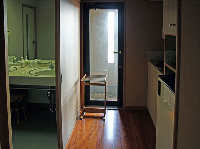 洗面台やお風呂、トイレなどに繋がります。<br /><br />右下には冷蔵庫。