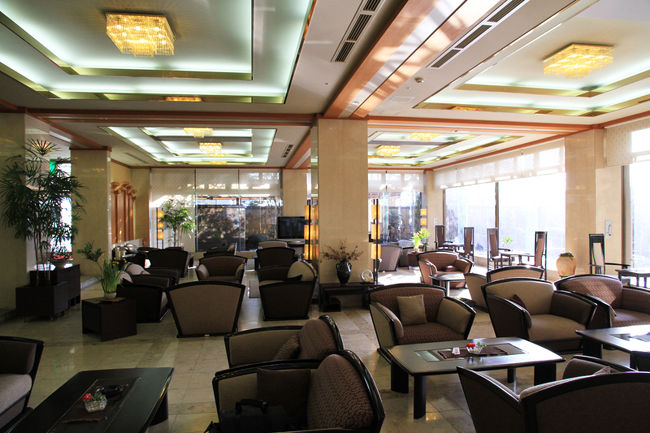 左手にロビーラウンジ。