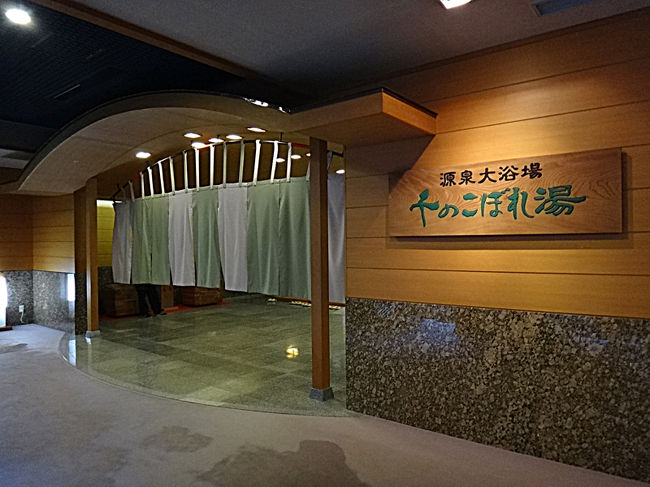 せんせん館からだとエレベーターを降りるとすぐに大浴場です。<br />