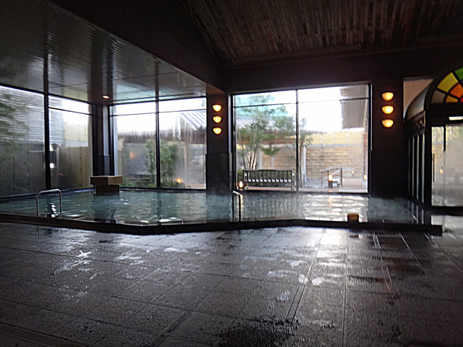 仲居さんの言うとおり、お風呂は誰もおらず貸切状態。<br /><br />ぶれてしまっていますが二つある内湯の一つ。<br /><br />この右手方向にも、