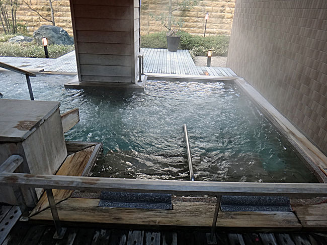 手前に寝湯があって、