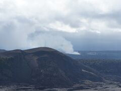 キラウエア火山の火口
白いのは煙ではなく、火山ガスだそうです。