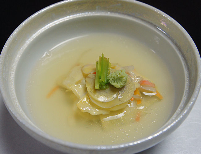 椀もの<br /><br />最後の福井県産コシヒカリのご飯を写真におさめるのをうっかり忘れていました。<br /><br />丹後のカニのフルコースだと、最後はカニ雑炊で締めくくるのが定番なのですが、<br /><br />こちらは丹後のものとは構成が異なるようです。