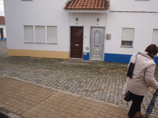 小さな村に　乗降客がいると　停まります。