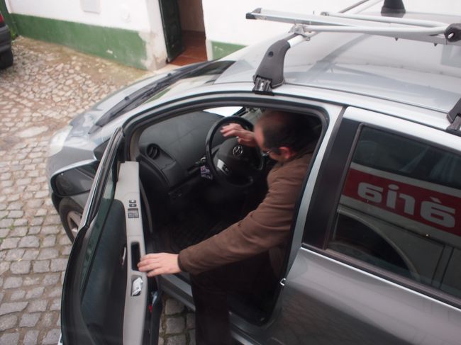 駐車していた車が邪魔して　角を曲がれません。<br /><br />この人、お店からあわてて　飛び出してきて　車を移動させるくれました。