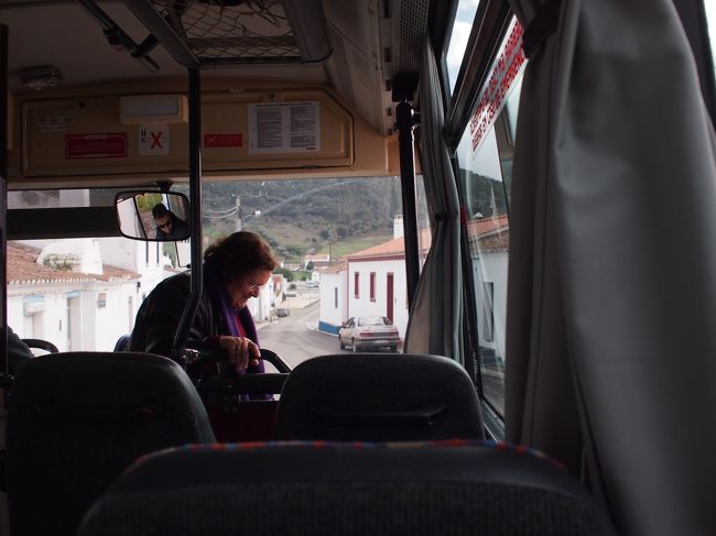 そして　又一人。　乗客は　私たちの他に　あと　お二人さんだけ。<br />