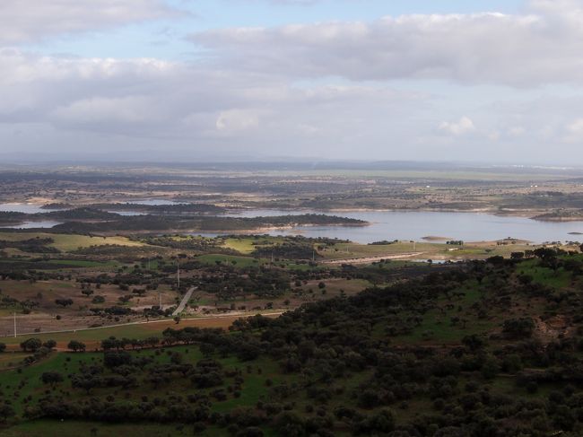 湖の向こうは　もうスペインです。