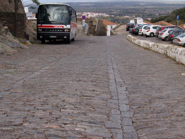 バスのドライバーさんに　かえりは何時？　と確かめると　５時半、との答え。<br /><br />たっぷり３時間半は　この村で　のんびり出来そうです。