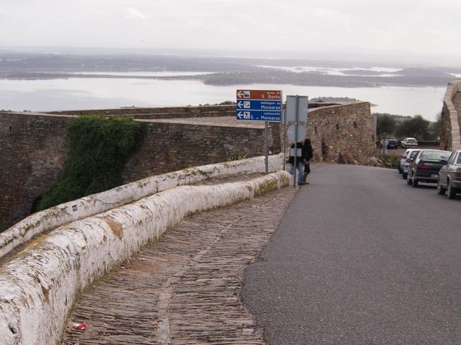 モンサラーシュは　バス停から　坂道を上がった所です。