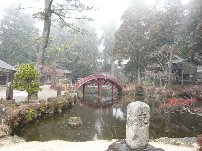 伊勢と鳥羽の間にある朝熊山。伊勢志摩スカイラインを利用。ここに金剛証寺というお寺があります。空海が建立に尽力。「伊勢へ参らば朝熊を駆けよ、朝熊駆けねば片参り」と言われています。<br />写真は寺院内の連間の池と連珠橋。橋の右側に雨宝堂があります。戦国期に活躍した九鬼氏の所縁の寺でもあります。