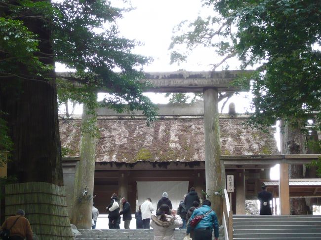 伊勢神宮の皇大神宮（内宮）を参拝。神楽殿に向かい御饌殿で御饌の儀を申込み神主さんに家内安全の祝詞を奏上いただきました。