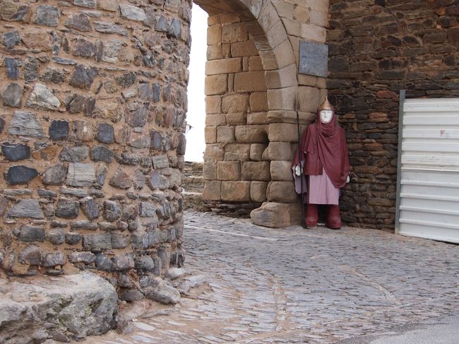 え・・え？　なーに？　この　等身大の　お人形さん。