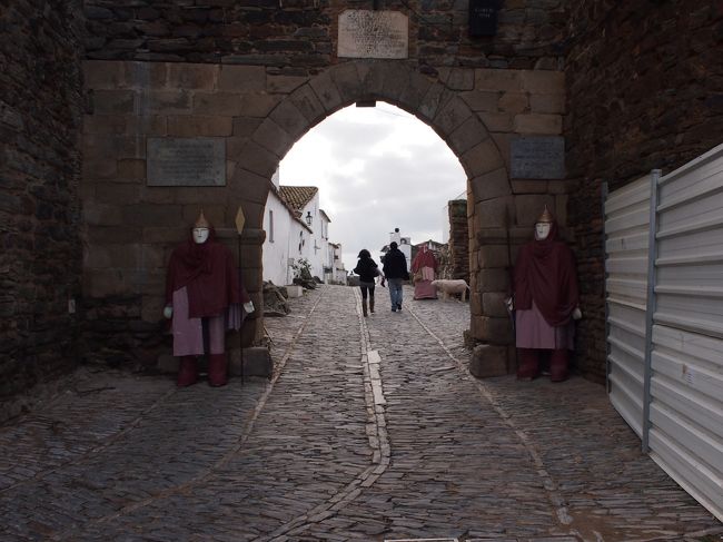 前を歩く、一緒のバスに乗り合わせた　お二人さん。