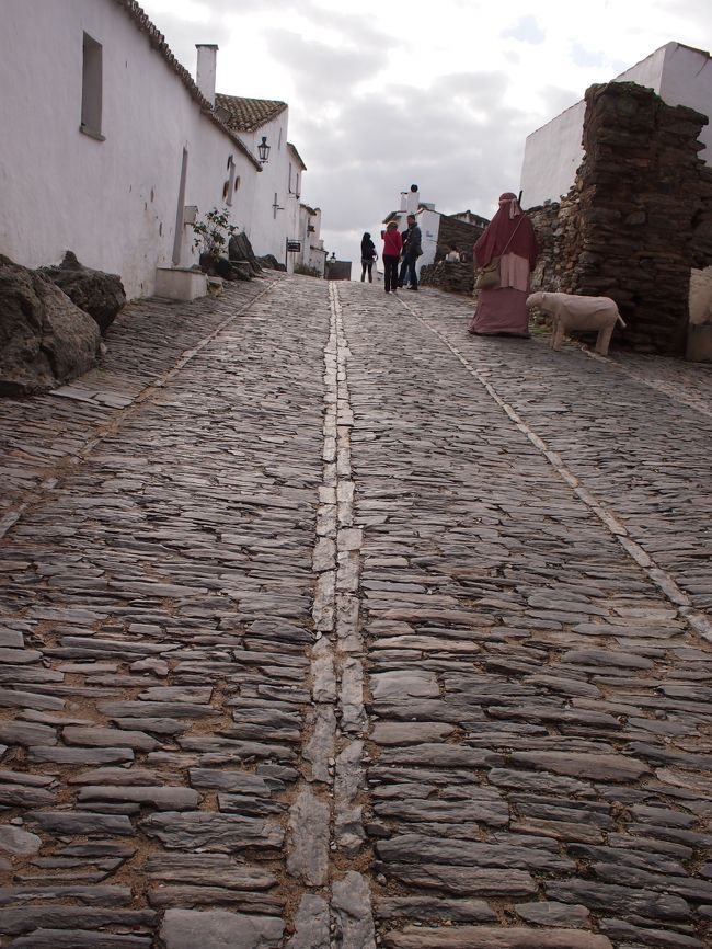 城門を　一歩入ると　この村の　あちこちに　クリスマスのディスプレイの様な　巡礼者を表現した　お人形が・・・<br /><br />そして、この石畳に　もう魂が浮き上がってしまいました。<br /><br />路地と石畳と洗濯物。<br /><br />私の大好きな　風景が　ここでは当たり前の　日常の中にあります。