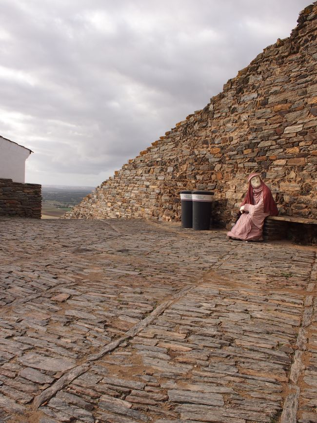ここにも・・・何だか本当に　人がいる様な　そんな仕草で座っています。