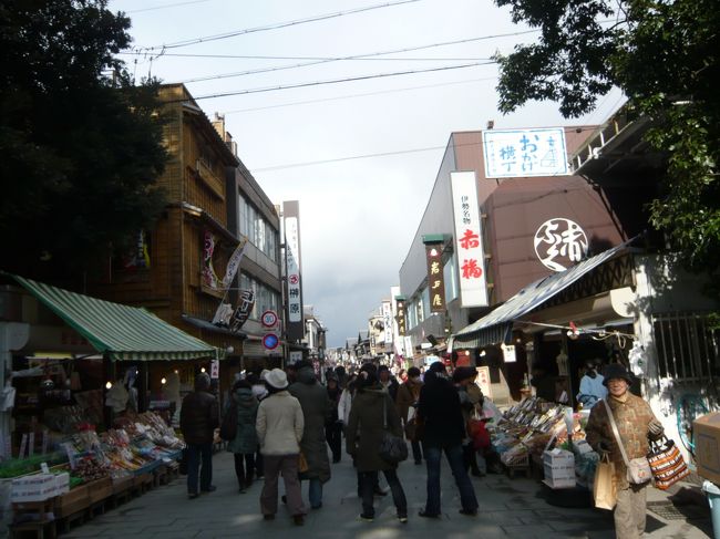 寒いときはおかげ横丁で甘酒を飲んで、赤福ぜんざいをすすると体が温まります。