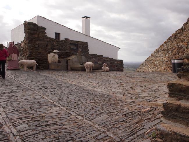 キリスト教の　救世主に導かれる信徒たちを　現しているのでしょうか・・・この羊たち。<br />ポルトガルは　カトリックの国ですね。