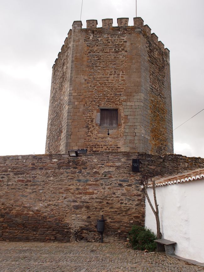 村の突き当たりに　ある　城跡。<br /><br />カステレ　です。