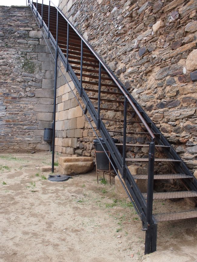 階段。　見ると上がりたくなります。　城壁に上ります。