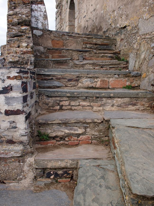 廃墟のような城壁ですが　オビドスよりも危なっかし感じです。