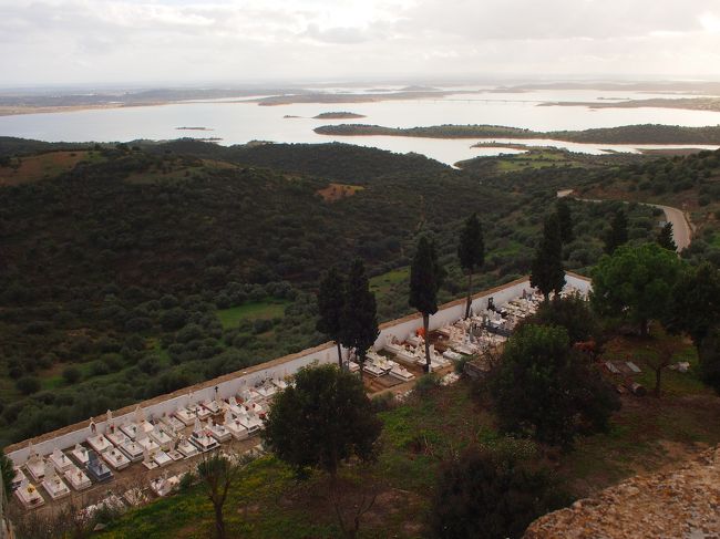 真下に　お墓があります。　そして見晴らしは素晴らしい。