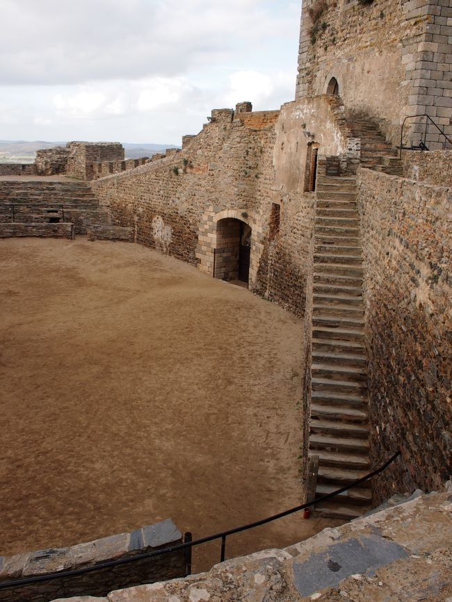 この円形の広場は　闘牛場だそうです。
