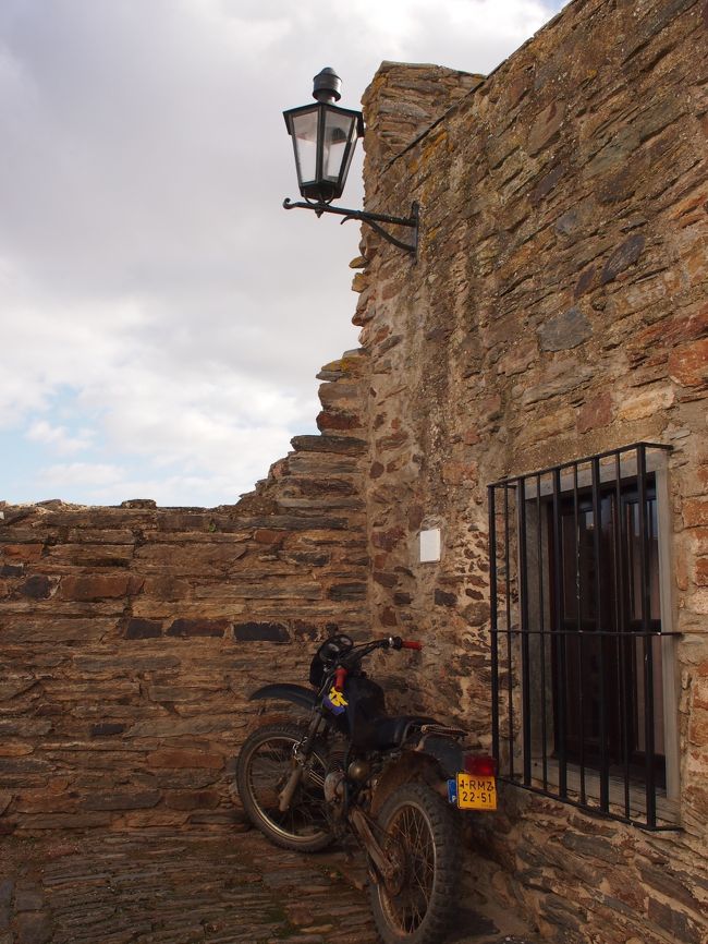 城跡を出て　モンサラーシュの　魅力一杯の小さな村を　歩きます。<br /><br />