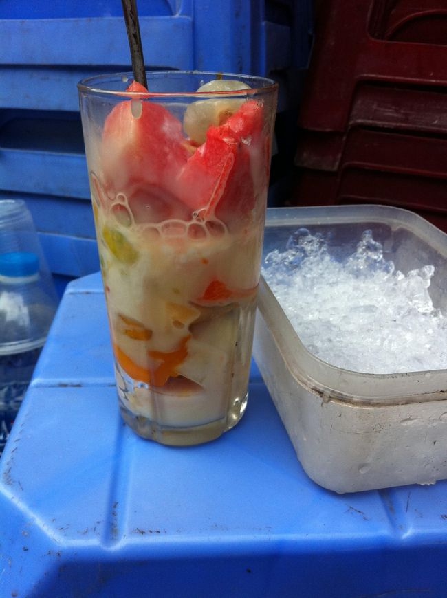 ここで今回食べたベトナム料理をご紹介。食事情が知りたかったので、ここにアップしているもの以外にもいろいろ食べてます。<br /><br />まずはチェー。<br /><br />チェーというのはフルーツこコンデンスミルクが入ったコップにかき氷を入れて混ぜて食べるベトナム・スイーツ。<br /><br />「シェイク状」なんてガイドブックには書いてあるから、ミキサーにかけてくれるのかと思いきや、このまま食べるものだった・・・ミキサーにかけたら美味しいと思うんだけど、このままだと普通。。