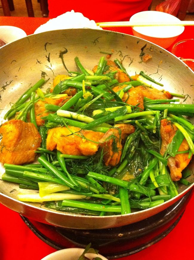 チャーカーラーボンという料理<br />雷魚とディルなどの香草を炒めたハノイの名物料理らしい。こちらも米粉のブンの上にのせて食べます。かなり油っぽいんだけど、香草を大量に混ぜ合わせることでそんなに重くない。というか、とても美味しいです。<br /><br />行ったのはCha Ca Thang Longというお店。<br />