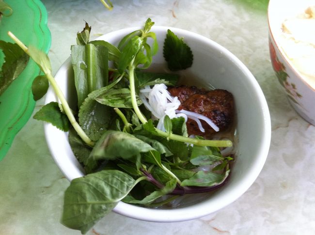 続いて、ブンチャー。<br /><br />ダックキムという人気のブンチャー店に行ってみた。<br />この店はチェーンのようで、いくつかあります。<br /><br />炭火焼きした肉団子や豚肉を甘辛のスープに米粉のブン（ビーフンの太いやつ？）とハーブを入れて食べる。炭火焼きがうまいけど、スープの甘さはいらないなぁ。